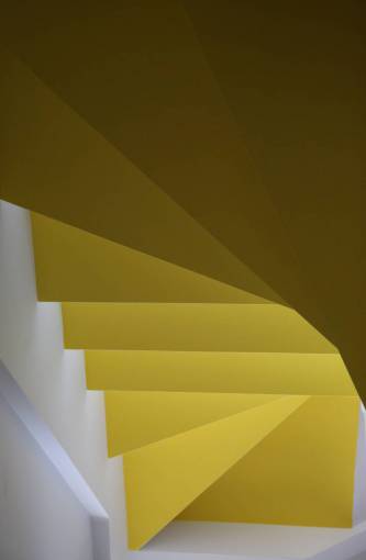 leer escalera amarilla escalera pared
