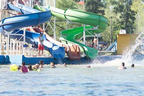 publico  La gente disfruta de la piscina y los toboganes de agua en el camping público de Baradero, Buenos Aires
