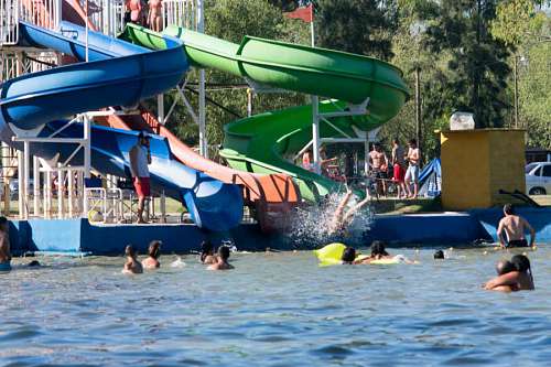 publico La gente disfruta de la piscina y los toboganes de agua en el camping público de Baradero, Buenos Aires