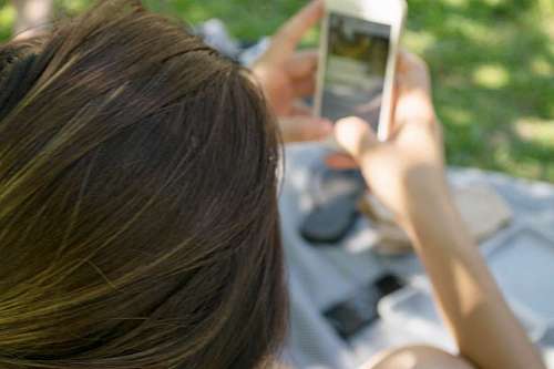 hipster Mujer hermosa joven inconformista con teléfono inteligente en el parque