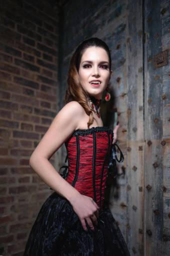 lifestyle beauty adult caucasian ethnicity women one person vampire;woman fashion