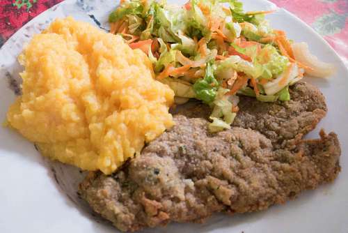 filete Carne Empanizada con Ensalada y Puré de Calabaza