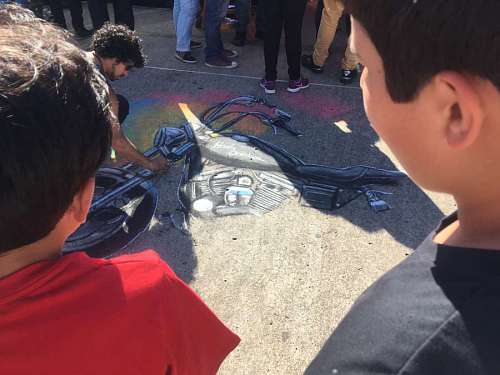 asfalto  Un artista dibujando una moto en el asfalto 