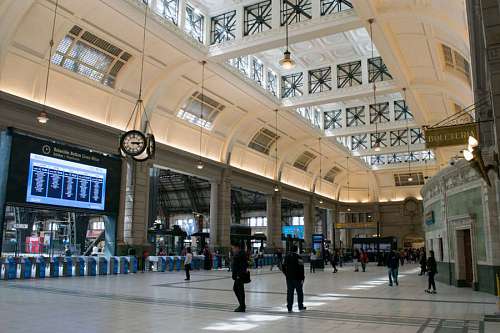 conectividad BUENOS AIRES, ARGENTINA - 29 DE NOVIEMBRE DE 2017: Vista general de la estación de tren de Retiro en Buenos Aires, Ciudad. La estación de Retiro conecta la capital de Buenos Aires con la zona norte de la ciudad.