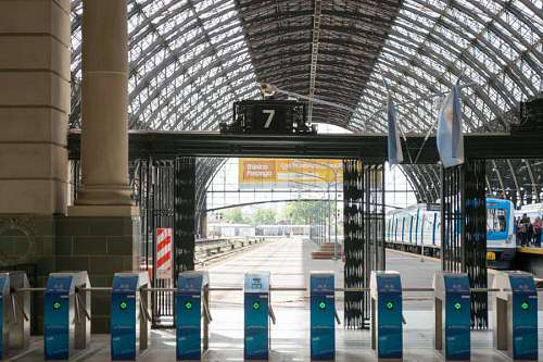 conectividad BUENOS AIRES, ARGENTINA - 29 DE NOVIEMBRE DE 2017: Vista general de la estación de tren de Retiro en Buenos Aires, Ciudad. La estación de Retiro conecta la capital de Buenos Aires con la zona norte de la ciudad.