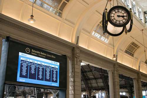 conectividad BUENOS AIRES, ARGENTINA - 29 DE NOVIEMBRE DE 2017: Vista general de la estación de tren de Retiro en Buenos Aires, Ciudad. La estación de Retiro conecta la capital de Buenos Aires con la zona norte de la ciudad.