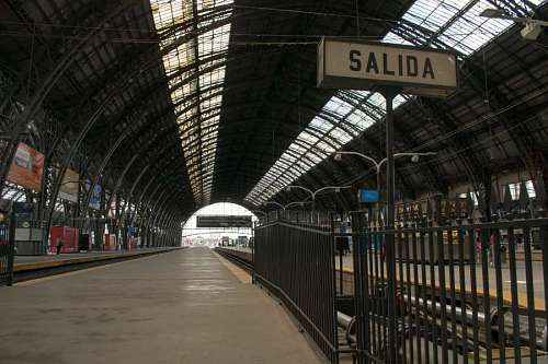 conectividad BUENOS AIRES, ARGENTINA - 29 DE NOVIEMBRE DE 2017: Vista general de la estación de tren de Retiro en Buenos Aires, Ciudad. La estación de Retiro conecta la capital de Buenos Aires con la zona norte de la ciudad.