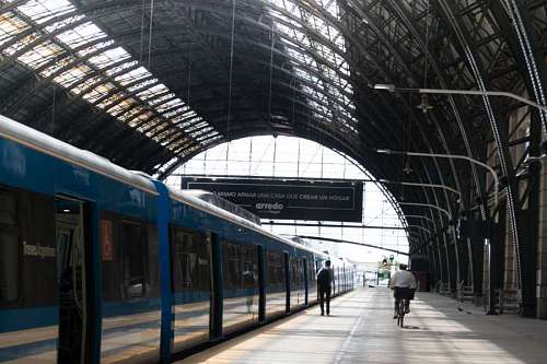 conectividad BUENOS AIRES, ARGENTINA - 29 DE NOVIEMBRE DE 2017: Vista general de la estación de tren de Retiro en Buenos Aires, Ciudad. La estación de Retiro conecta la capital de Buenos Aires con la zona norte de la ciudad.