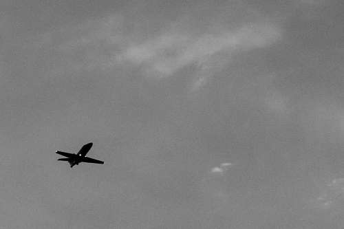 Silueta de avión comercial volando