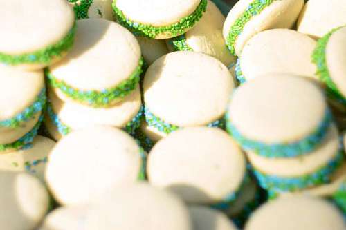 Alfajor de maicena con caramelo de leche untado, en español 'Alfajor de Dulce de Leche'