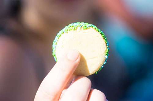 Alfajor de maicena con caramelo de leche untado, en español 'Alfajor de Dulce de Leche'