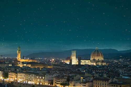 hito Florencia, Italia de noche