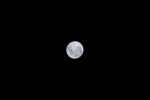 planeta tierra Luna llena sobre fondo negro