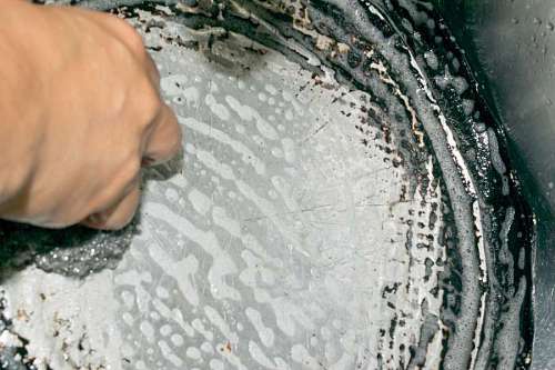 arriba Olla de sartén de lavado a mano en el fregadero