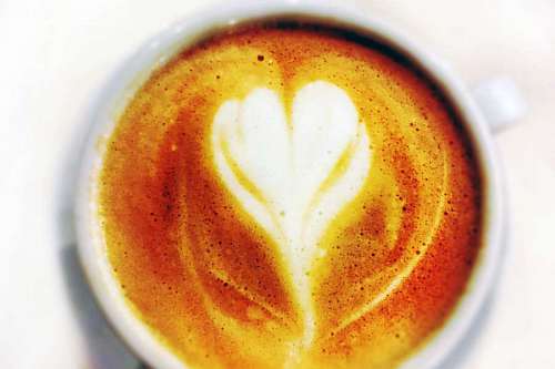 bebida caliente Latte art, corazón en taza de café
