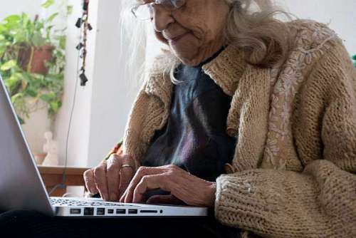 inalambrico Anciana usando laptop