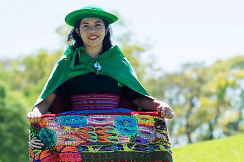 peru Retrato de una joven bailando Huayno, un género musical tradicional típico de la región andina de Perú, Bolivia,  