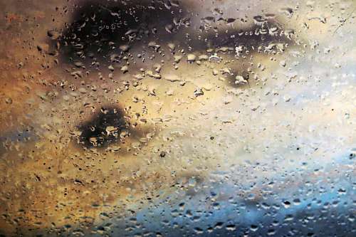 gota de lluvia Gotas de lluvia sobre la ventana al atardecer