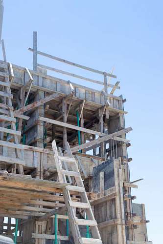 desarrollo Barras de acero reforzado en pilares de construcción, detalles de hormigón y vigas en el sitio de construcción