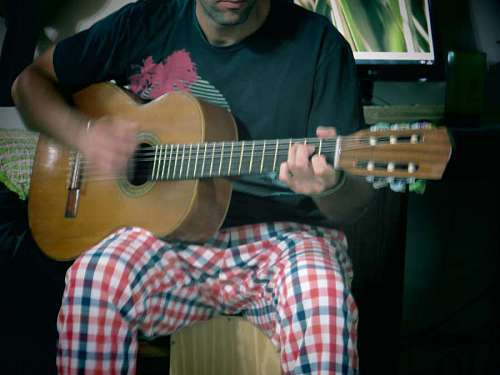 tocar Joven, tocar la guitarra acústica