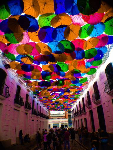 Paraguas coloridos en las calles de Caracas