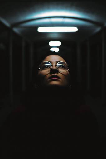 internet Retrato de una mujer latina en la oscuridad
