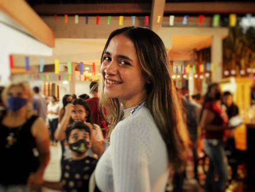 hembra Retrato de una joven latina mirando a la cámara mientras sonríe