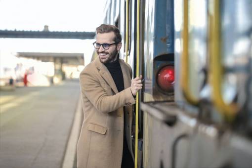 negocios hombre de negocios tomando un tren