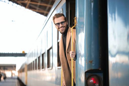negocios hombre de negocios tomando un tren