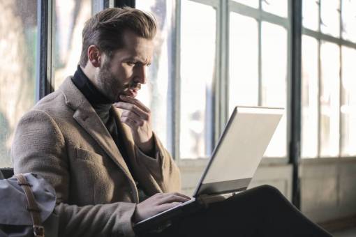negocios Hombre trabajando con su computadora portátil mientras viaja