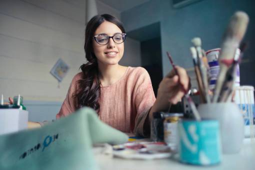 joven Joven artista pintando en su taller