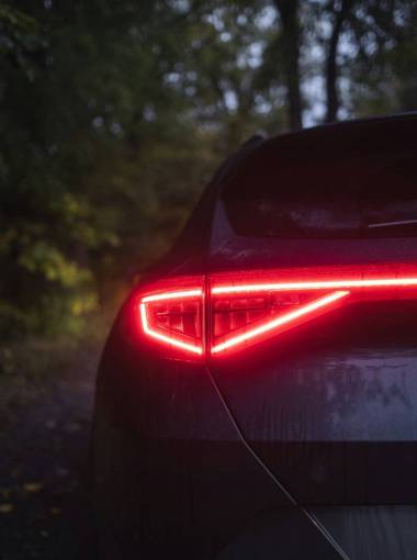 moderno Luz trasera LED roja de un coche moderno.