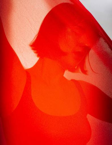 cortar Mujer joven detrás de un velo rojo