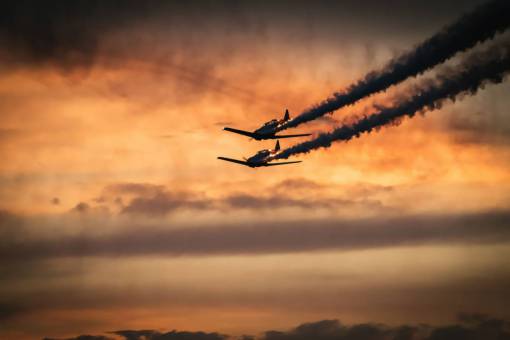 chorro aviones jets aviación cielo anaranjado atardecer anochecer
