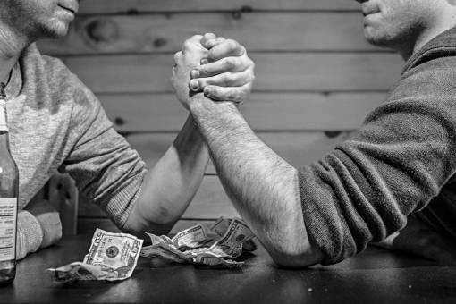 juego de azar lucha de brazos dinero facturas apuestas juego manos hombres