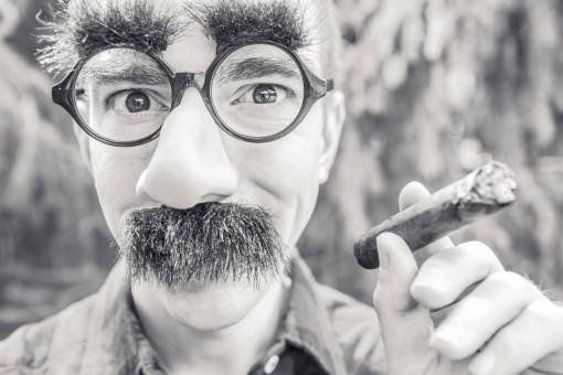 nariz cigarro fumar hombre chico cara bigote pelo