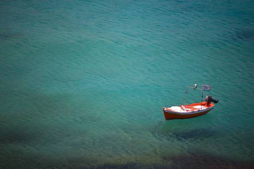 claro agua verde clara bandera de grecia barco rojo