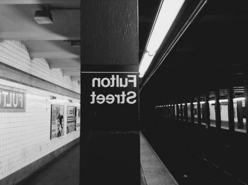 blanco y negro La plataforma de transporte de la estación de metro de Fulton Street NYC urbano