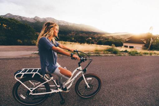 bonita niña mujer bicicleta bicicleta rubia gente estilo de vida
