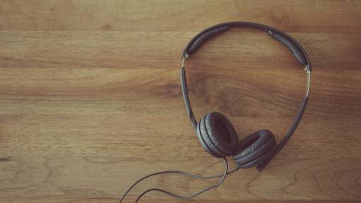 auriculares auriculares tecnología de audio escritorio de madera