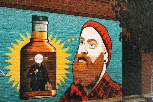 hipster pintura de pared graffiti hombre barba naranja sombrero