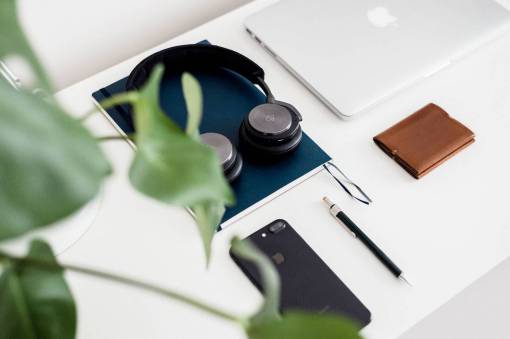 apple auriculares de la cartera del teléfono móvil de la manzana de la mesa blanca