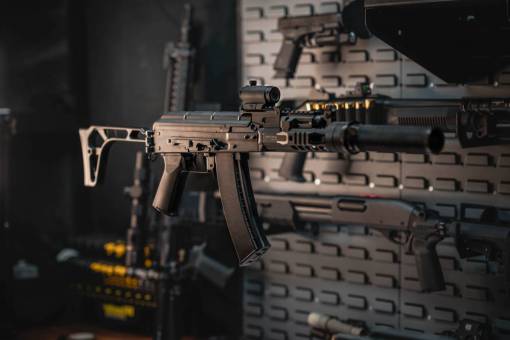 pantalla Ametralladora y armas en exhibición