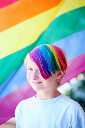 lgbtq Adolescente con cabello pintado en colores LGBTQ
