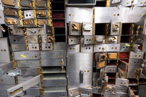 conceptos Concepto de robo, caja de seguridad abierta en el banco