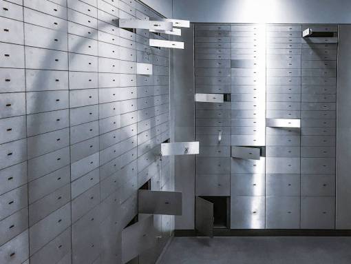 conceptos Concepto de robo, caja de seguridad abierta en el banco