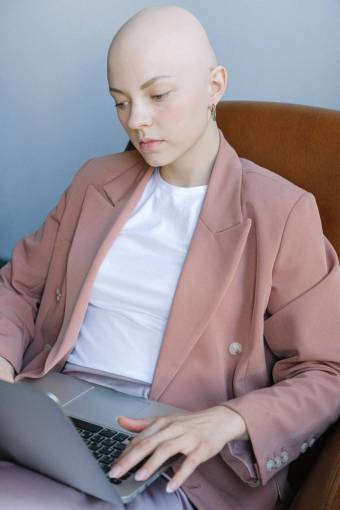 negocios Mujer que trabaja con su computadora portátil