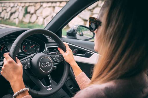 dia Conductor de mujer joven su coche