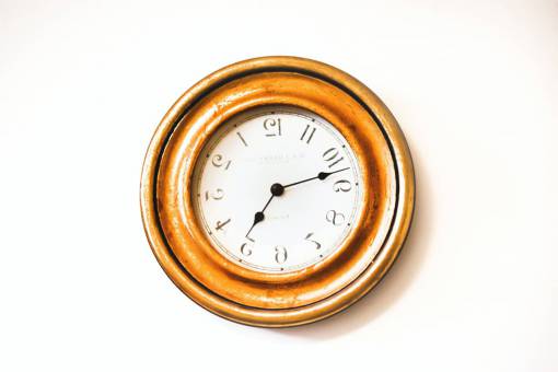 running Clock marking 4.40 pm on white background