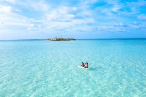 emociones Pareja remando en una isla caribeña paradisíaca